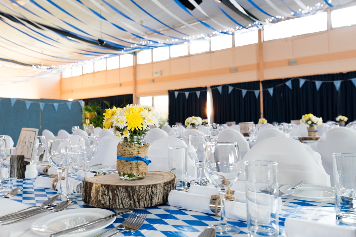 Salon de eventos con mesas y decoracion de gala